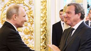 Altkanzler erneut in Kritik: Schröder verteidigt Freundschaft zu Putin –  Kreml reagiert erfreut