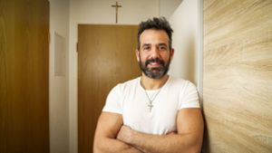 Karfreitag in Leonberg: 45-Jähriger trägt ein schweres Holzkreuz, wie einst Jesus